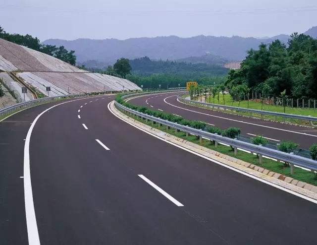 内蒙古京新高速公路临白段 内蒙古京新高速公路临白段