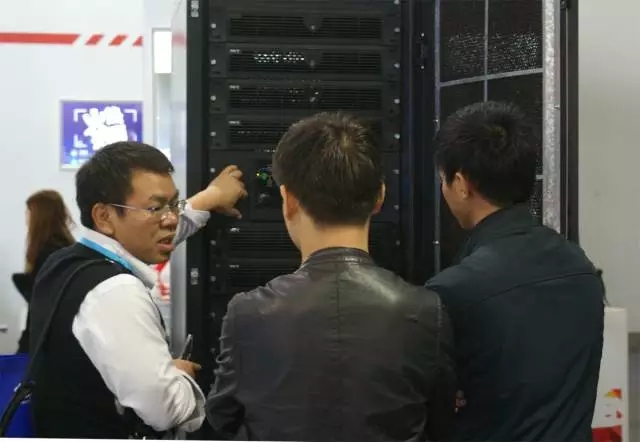 恩亿梯客服人员接待客户 恩亿梯客服人员接待客户